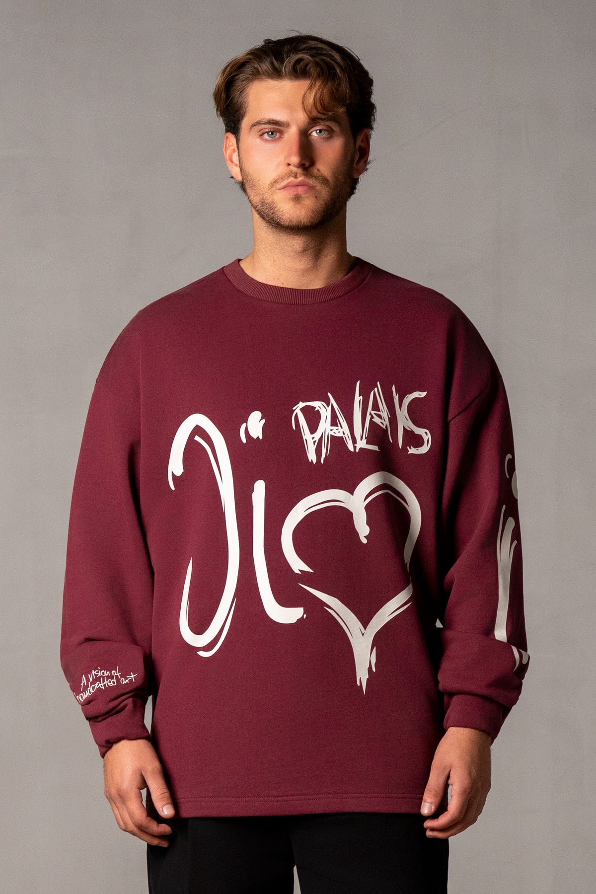 Herren Sweatshirt mit JIMI PALAIS Love-Typografie – Bordeauxrot, Vorderansicht