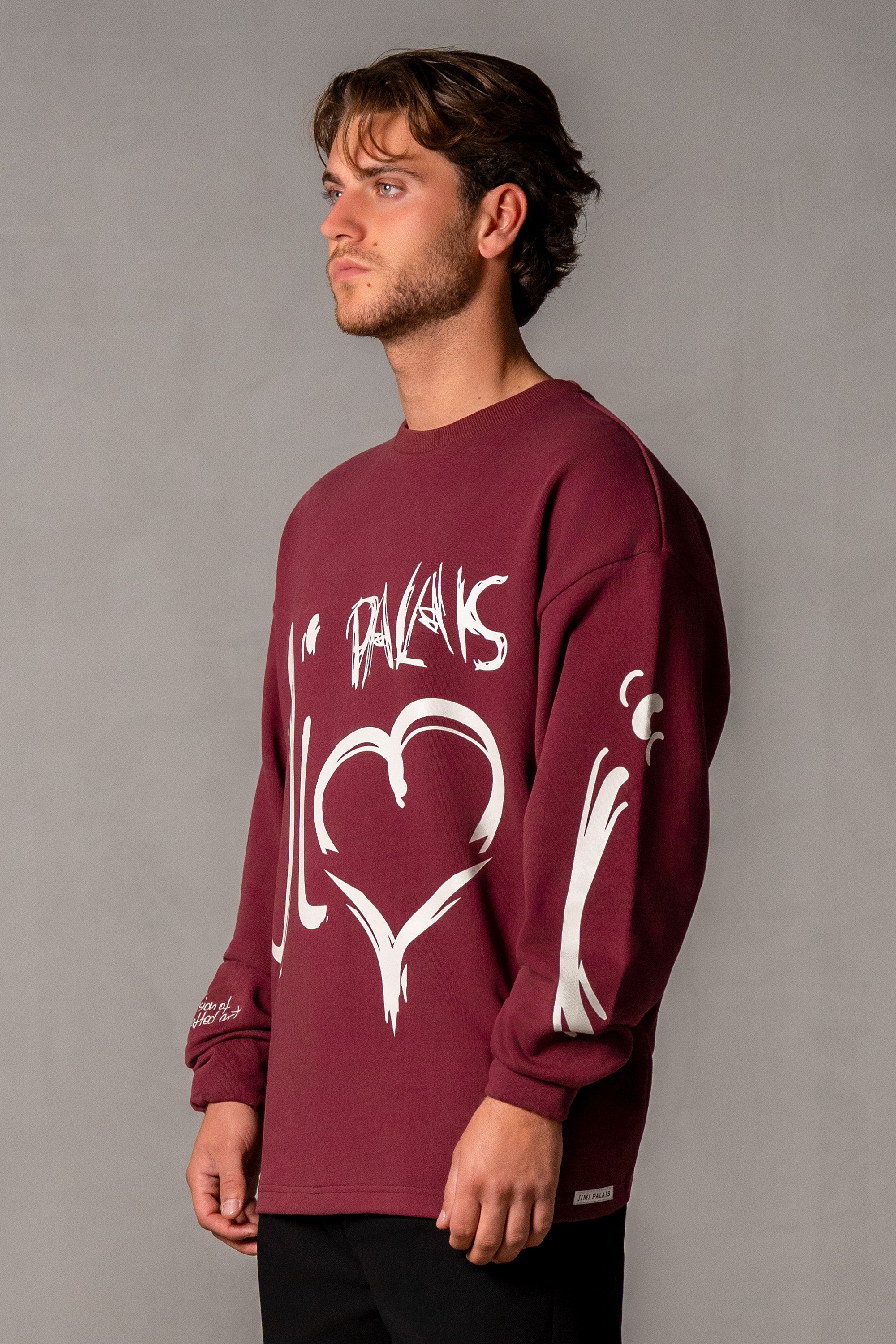 Herren Sweatshirt mit JIMI PALAIS Love-Typografie – Bordeauxrot, Seitenansicht