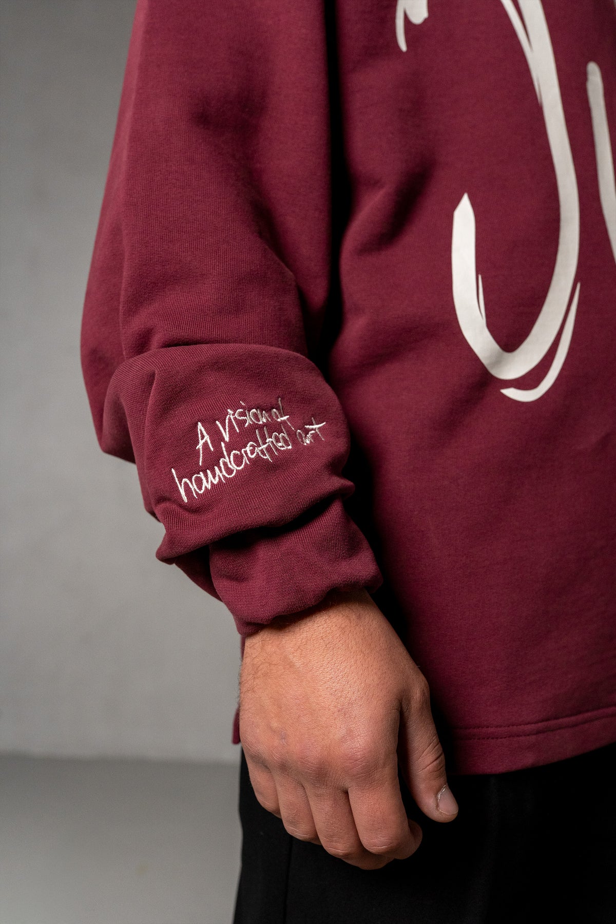 Herren Sweatshirt mit JIMI PALAIS Love-Typografie – Bordeauxrot, Detail