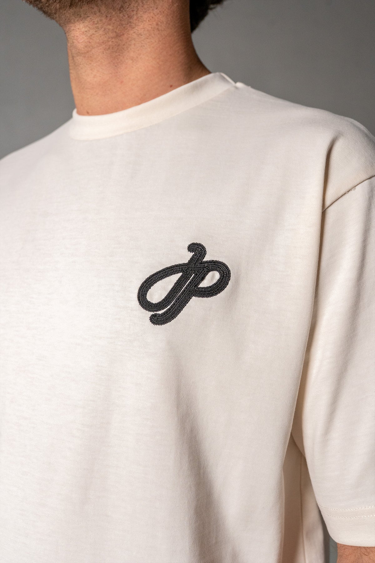 Herren T-Shirt mit JIMI PALAIS Monogramm – Beige, Detail