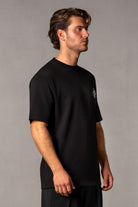 Herren T-Shirt mit JIMI PALAIS Monogramm – Schwarz, Seitenansicht