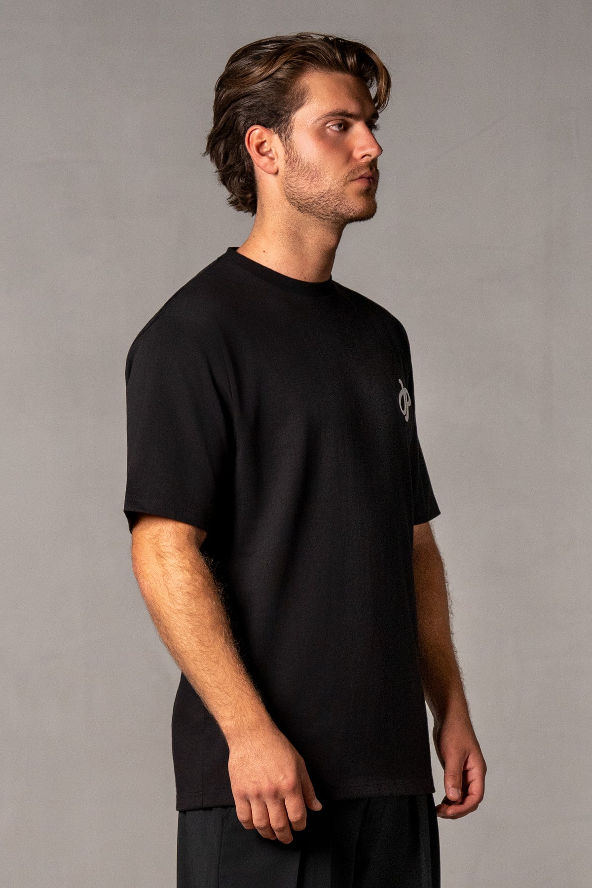 Herren T-Shirt mit JIMI PALAIS Monogramm – Schwarz, Seitenansicht