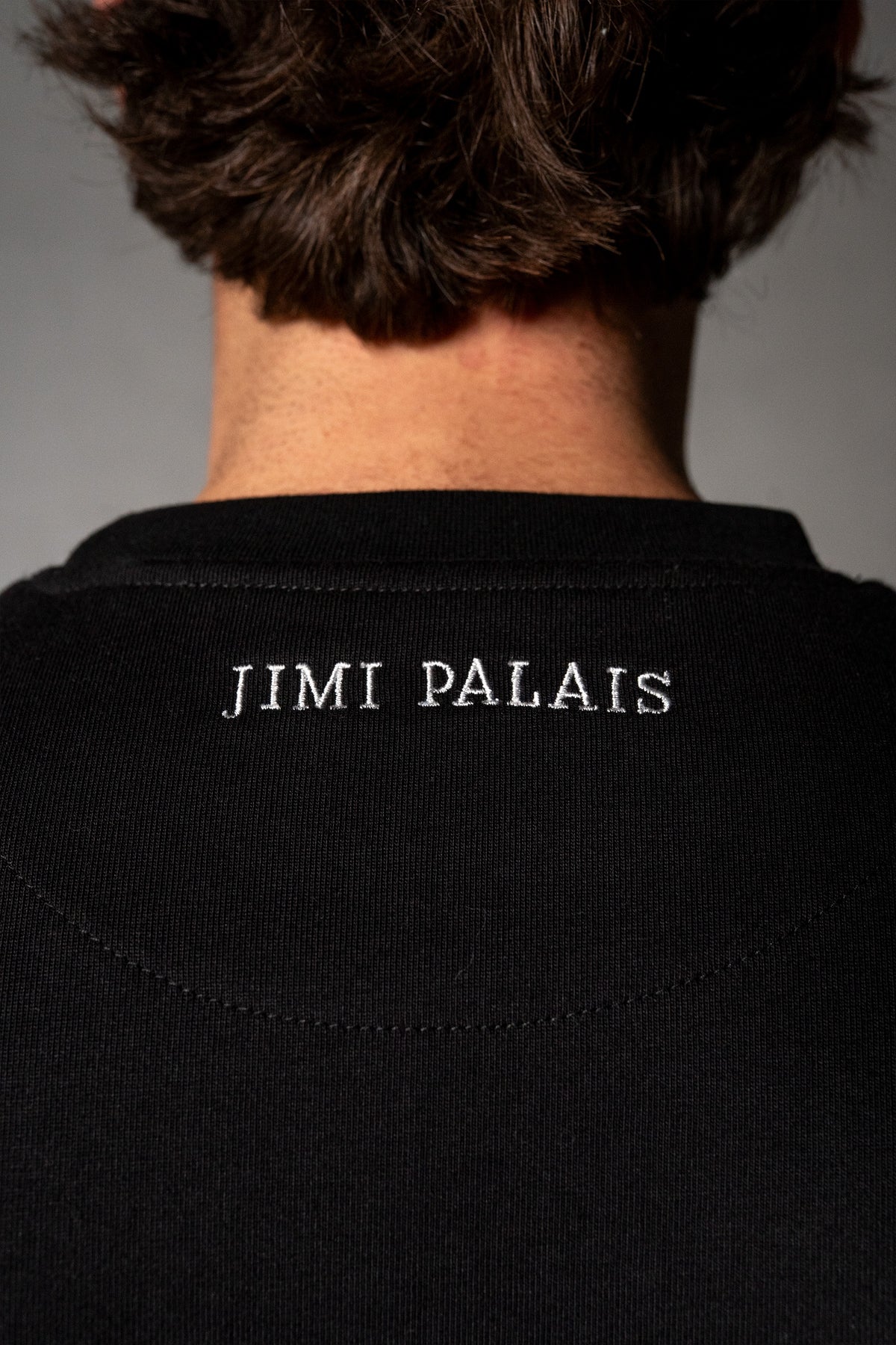 Herren T-Shirt mit JIMI PALAIS Monogramm – Schwarz, Detail
