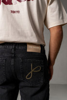 Herren Jeans Schwarz mit JIMI PALAIS Monogramm-Patches – Schwarz, Detail