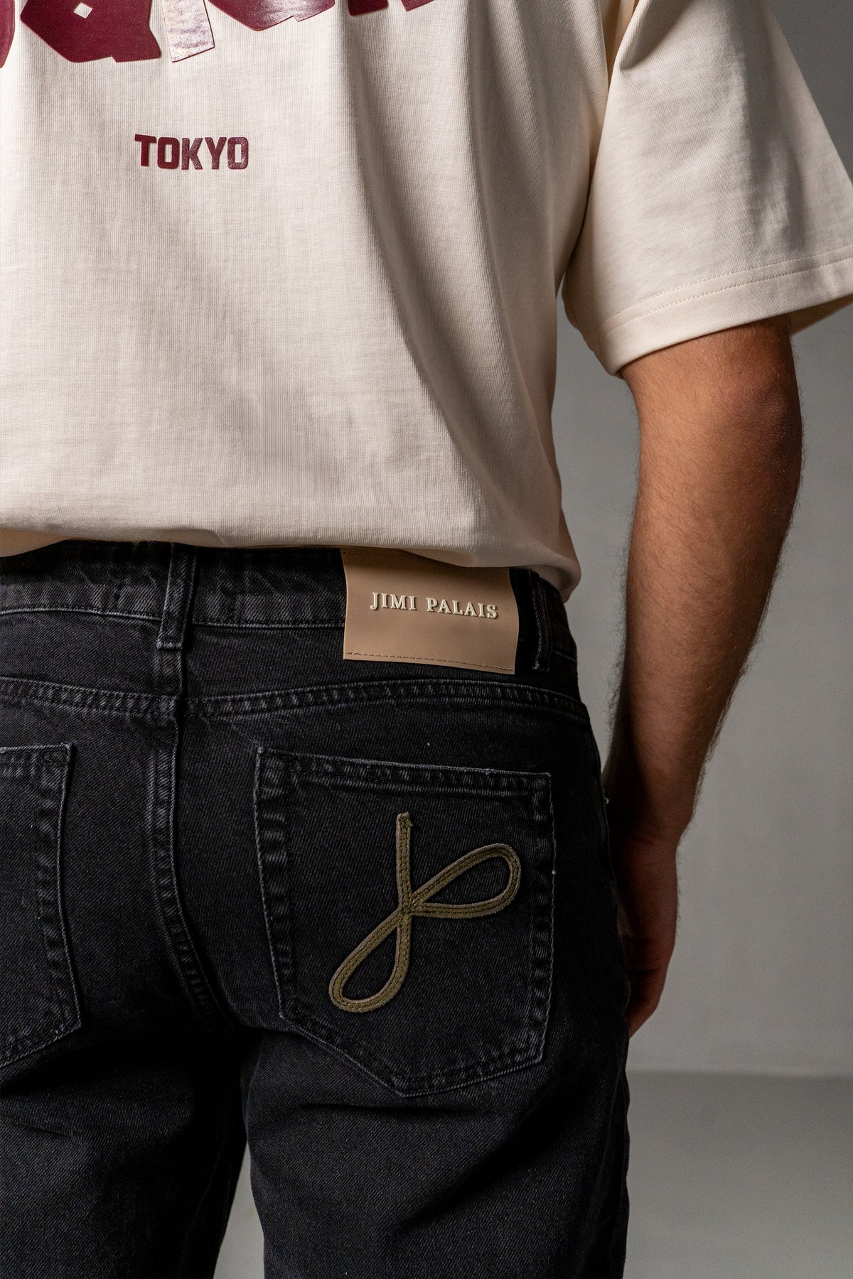 Herren Jeans Schwarz mit JIMI PALAIS Monogramm-Patches – Schwarz, Detail