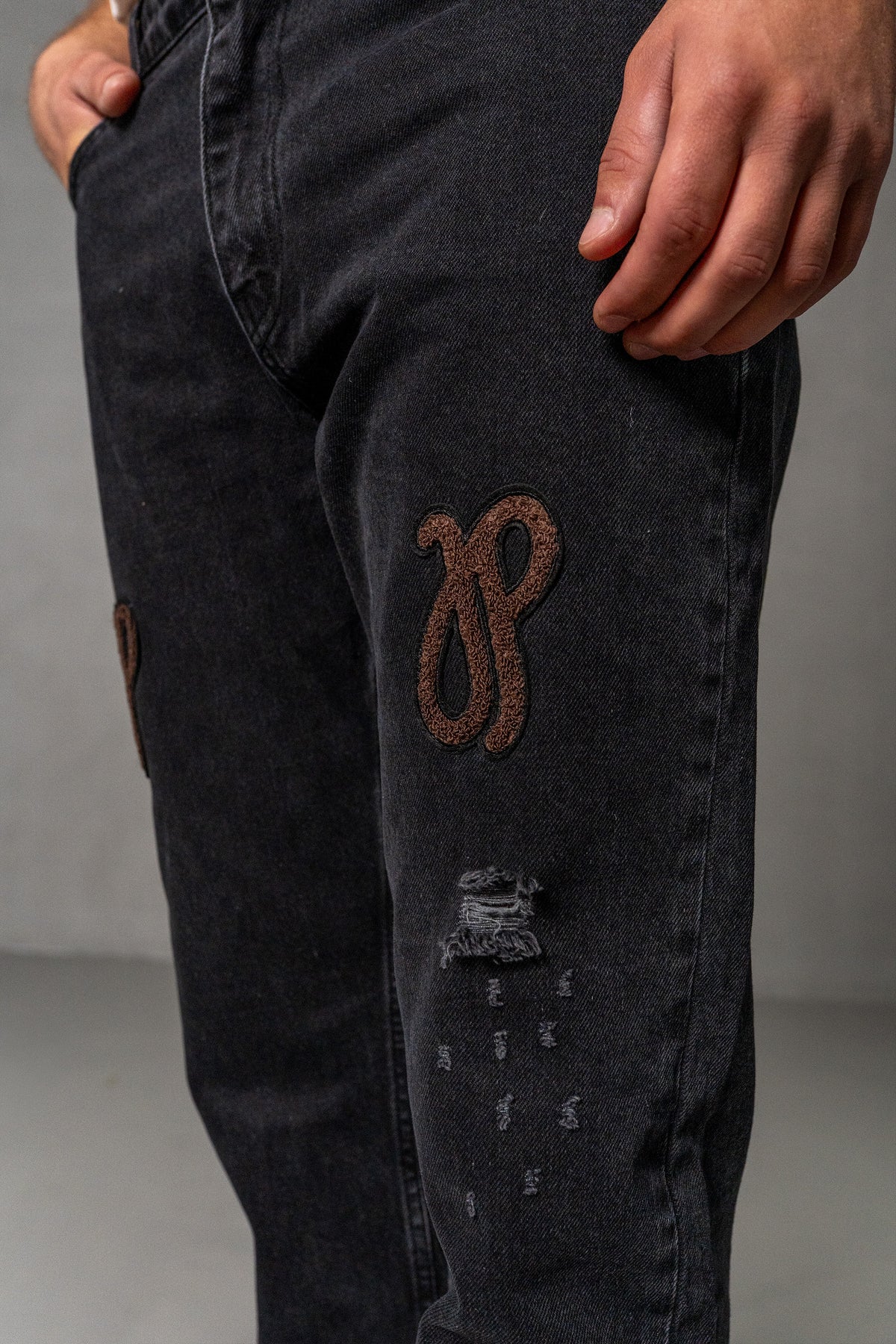 Herren Jeans Schwarz mit JIMI PALAIS Monogramm-Patches – Schwarz, Detail