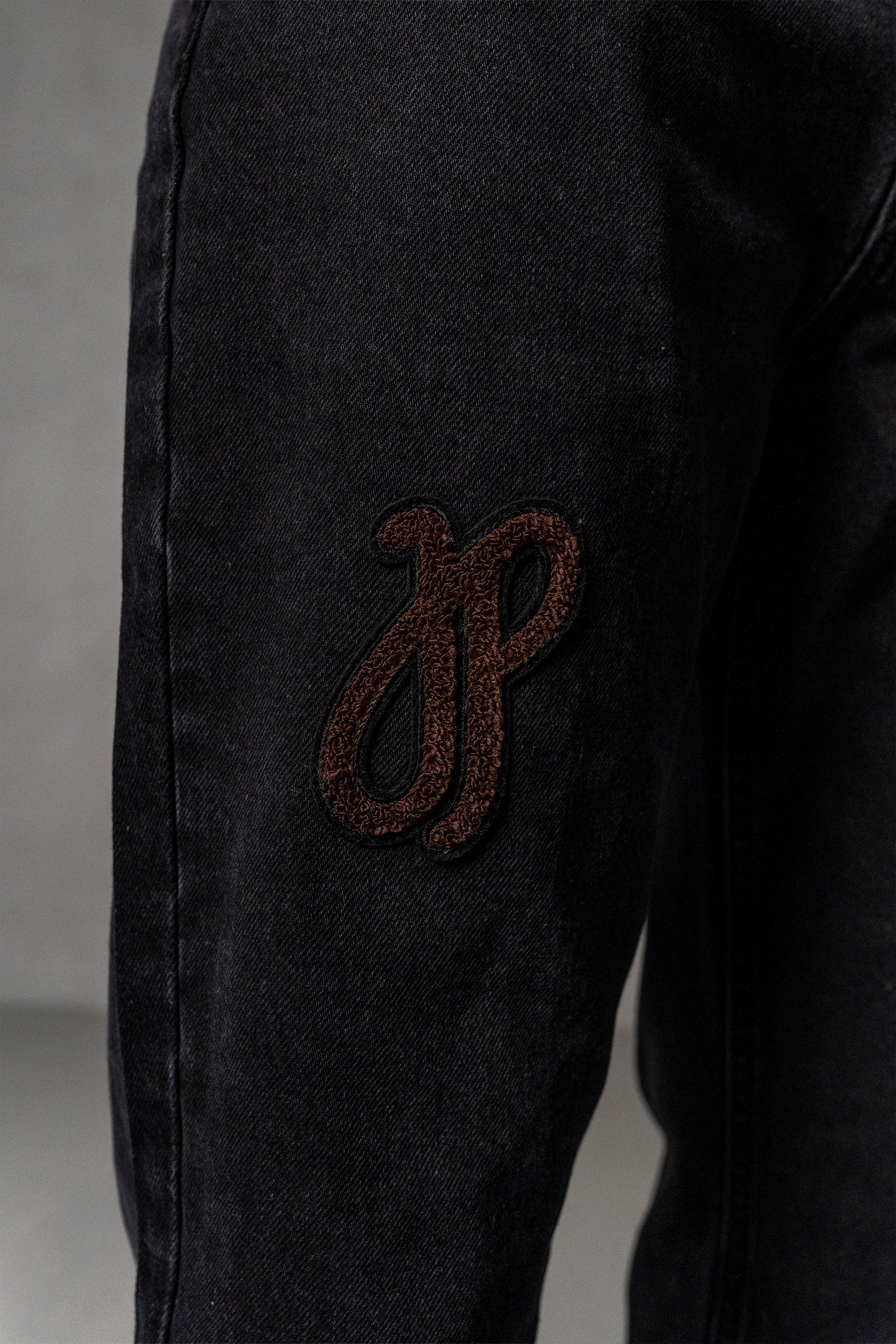 Herren Jeans Schwarz mit JIMI PALAIS Monogramm-Patches – Schwarz, Detail