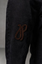 Herren Jeans Schwarz mit JIMI PALAIS Monogramm-Patches – Schwarz, Detail