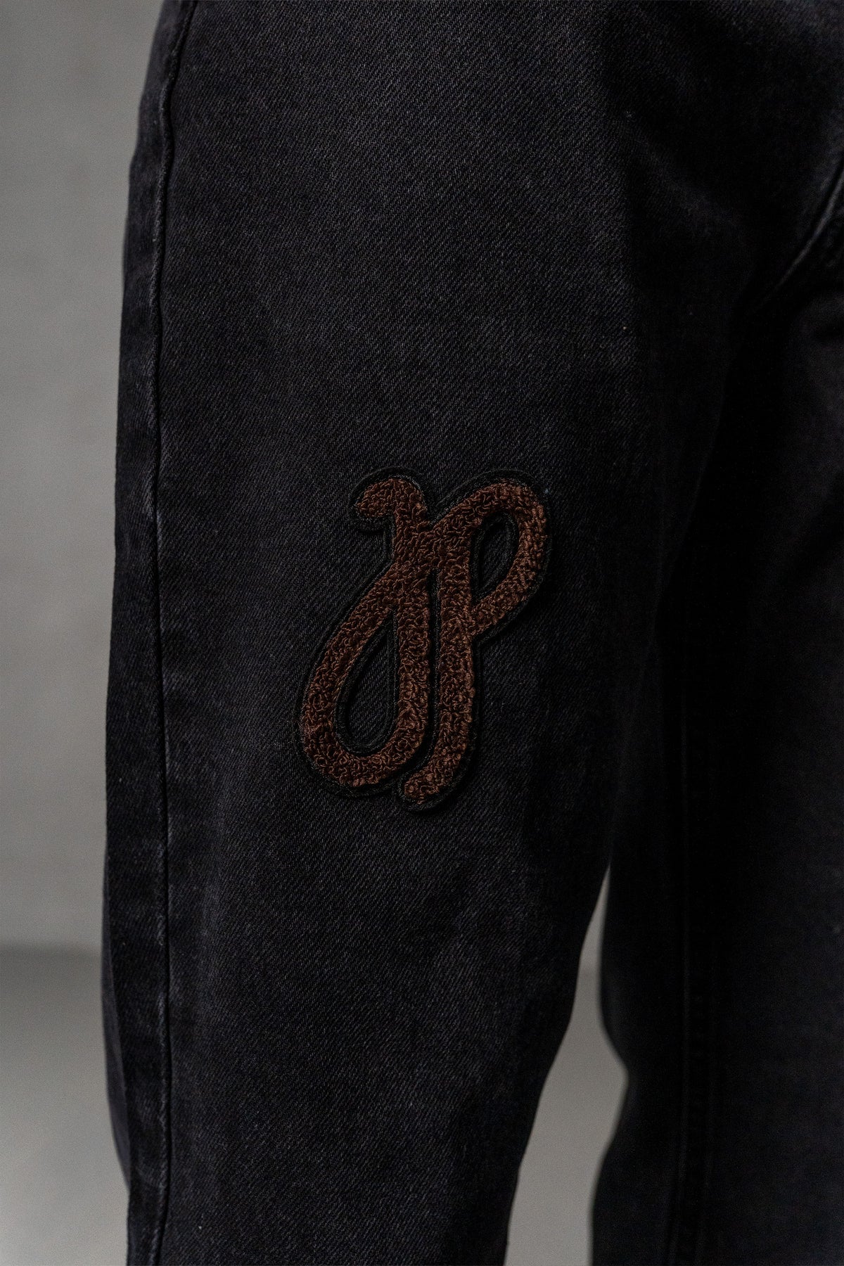 Herren Jeans Schwarz mit JIMI PALAIS Monogramm-Patches – Schwarz, Detail