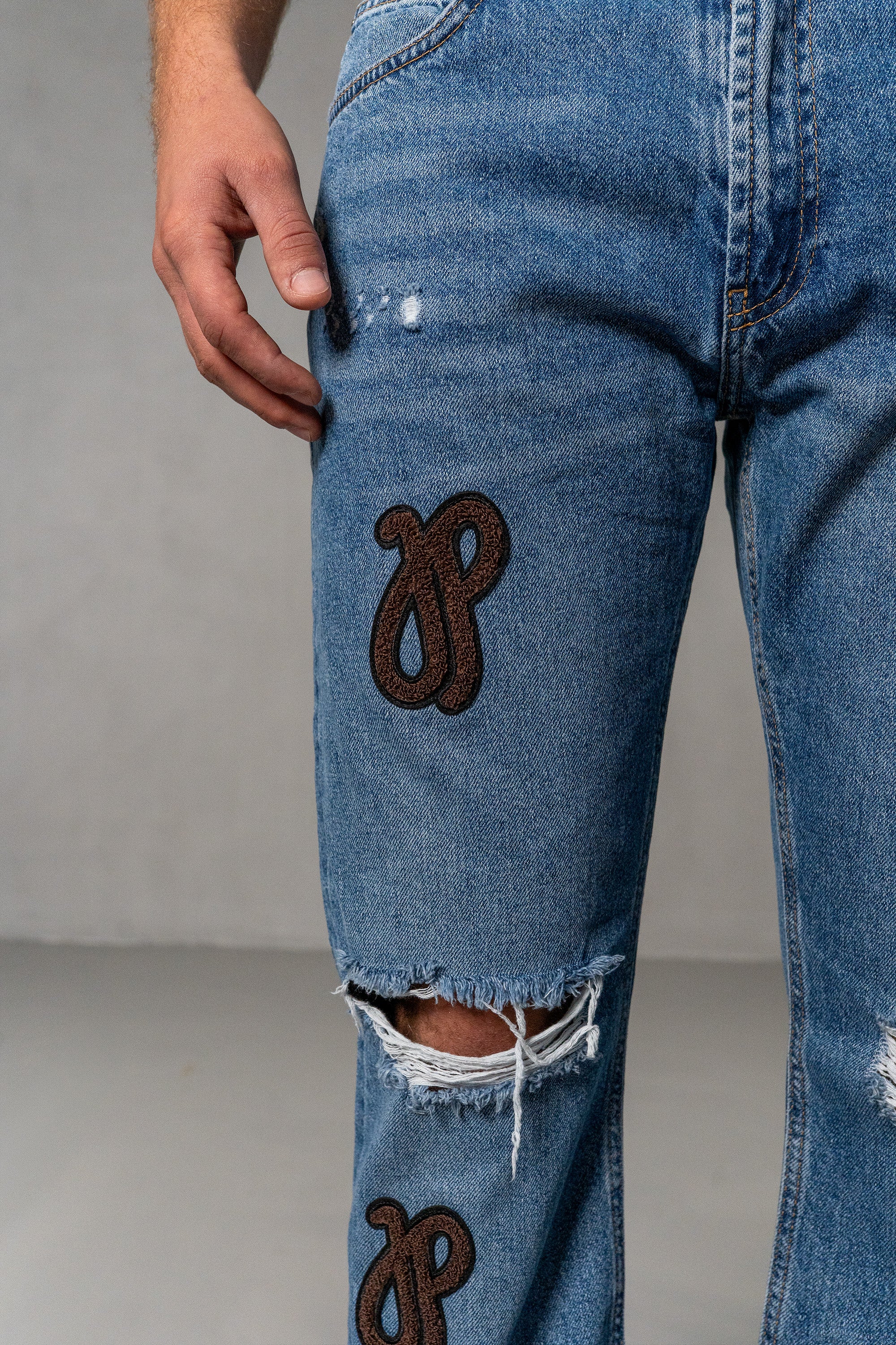 Herren Jeans Blau mit JIMI PALAIS Monogramm-Patches – Blau, Detail