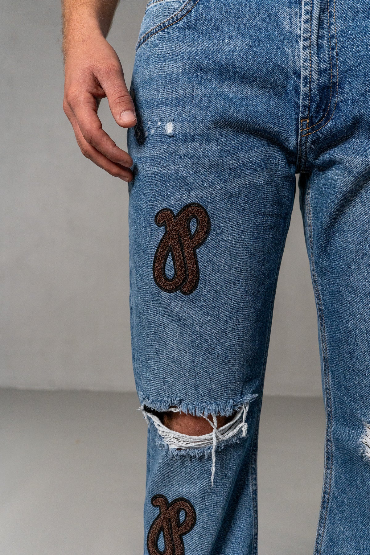 Herren Jeans Blau mit JIMI PALAIS Monogramm-Patches – Blau, Detail