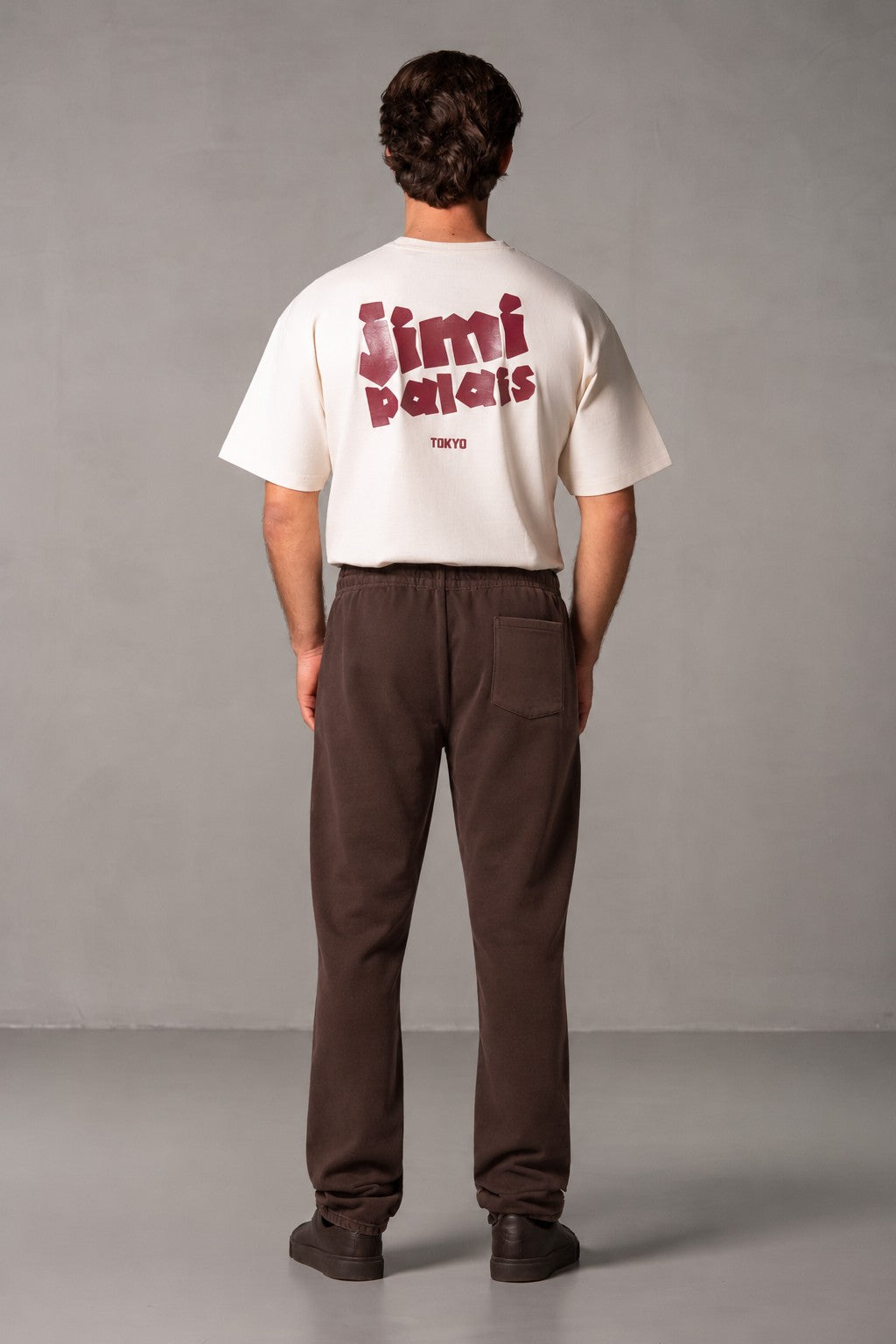 Herren Jogginghose Braun mit JIMI PALAIS Monogramm-Patches – Braun, Rückansicht am Model