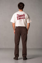 Herren Jogginghose Braun mit JIMI PALAIS Monogramm-Patches – Braun, Rückansicht am Model