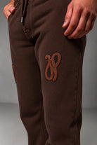 Herren Jogginghose Braun mit JIMI PALAIS Monogramm-Patches – Braun, Detail Monogramm-Patch