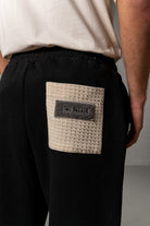 Herren Jogginghose mit Crochet-Tasche – Schwarz, Detail