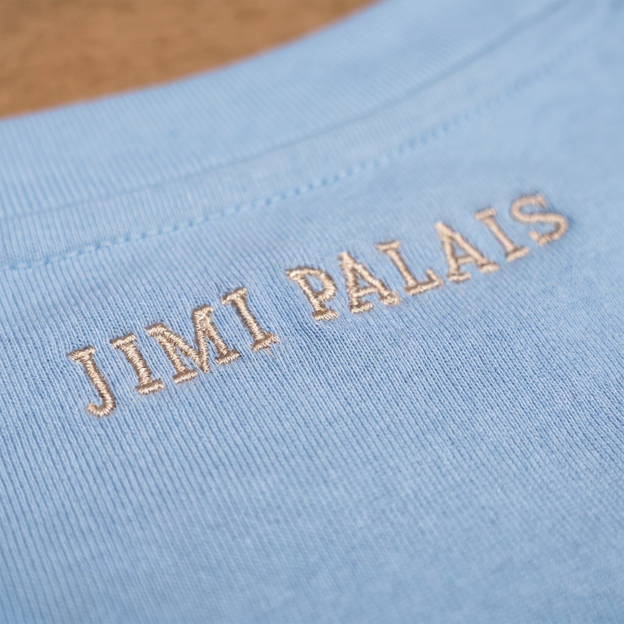 Babyblaues T Shirt mit J Monogramm und Schriftzug am Kragen