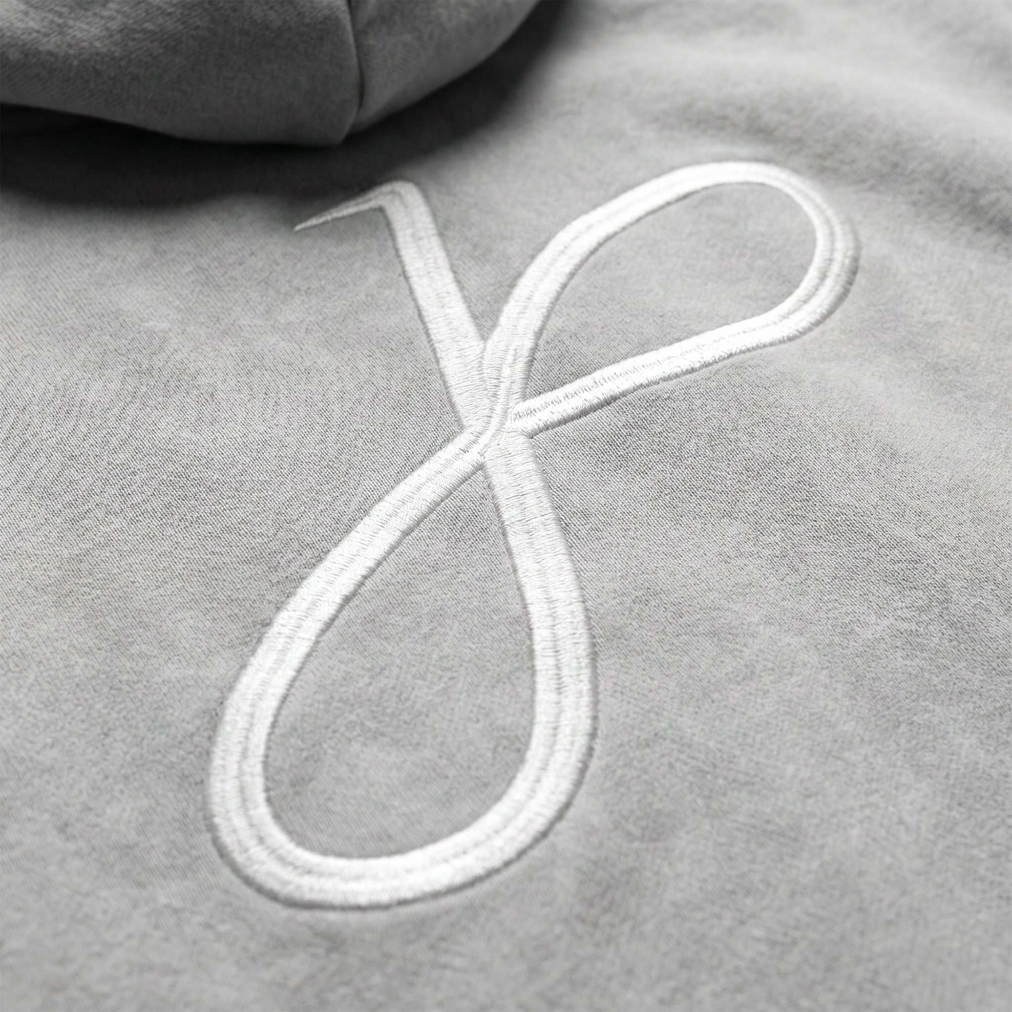 Hoodie mit J Monogramm vorne und großem Print auf der Rückseite