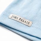 Babyblaues T Shirt mit J Monogramm und Schriftzug am Kragen und Stickerei
