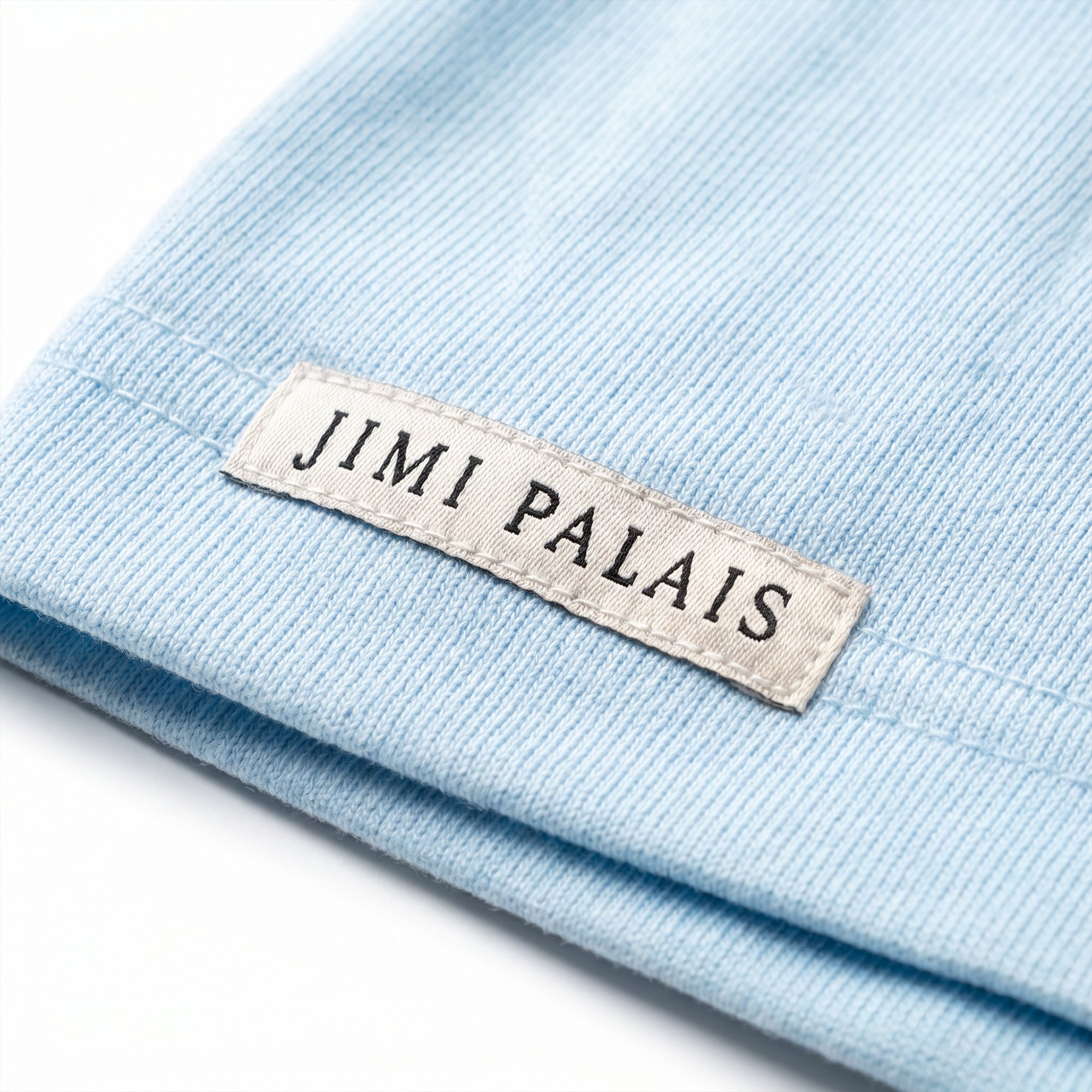 Babyblaues T Shirt mit J Monogramm und Schriftzug am Kragen und Stickerei