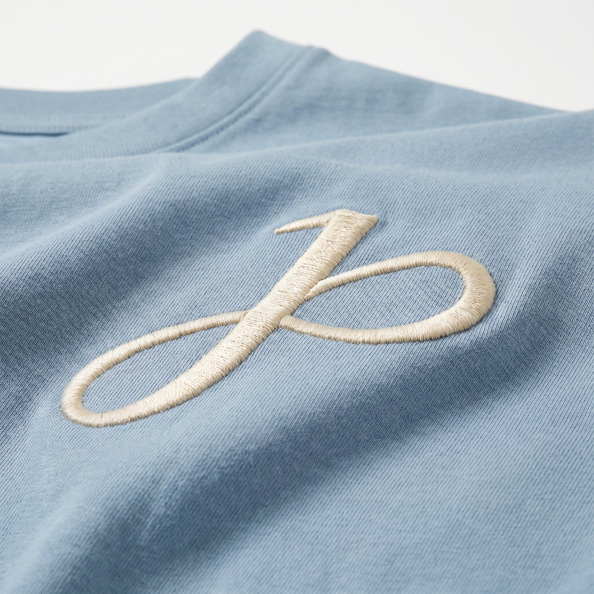 Babyblaues T Shirt mit J Monogramm und Schriftzug am Kragen