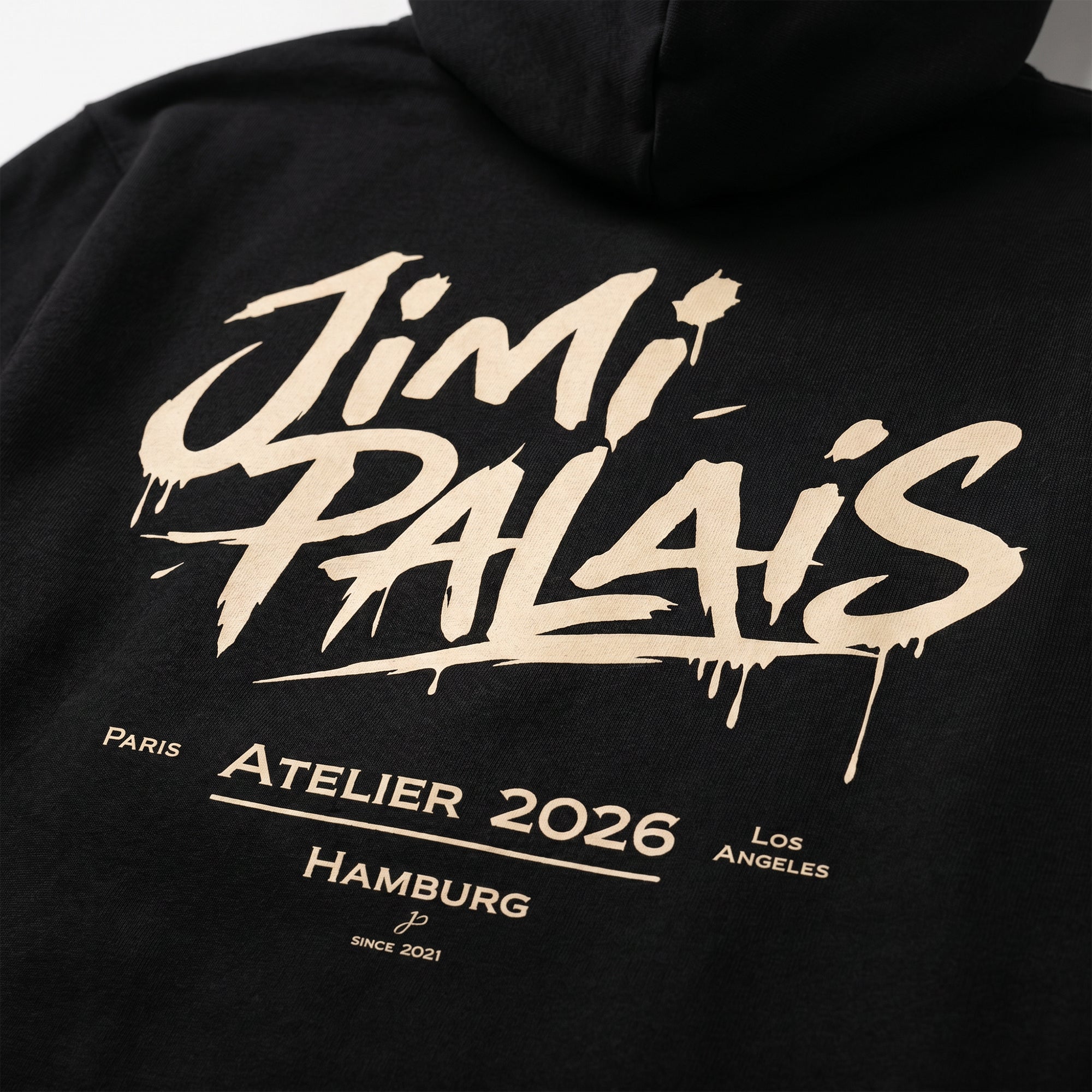 Schwarzer Hoodie mit kleinem Frontprint und großem Rückenprint