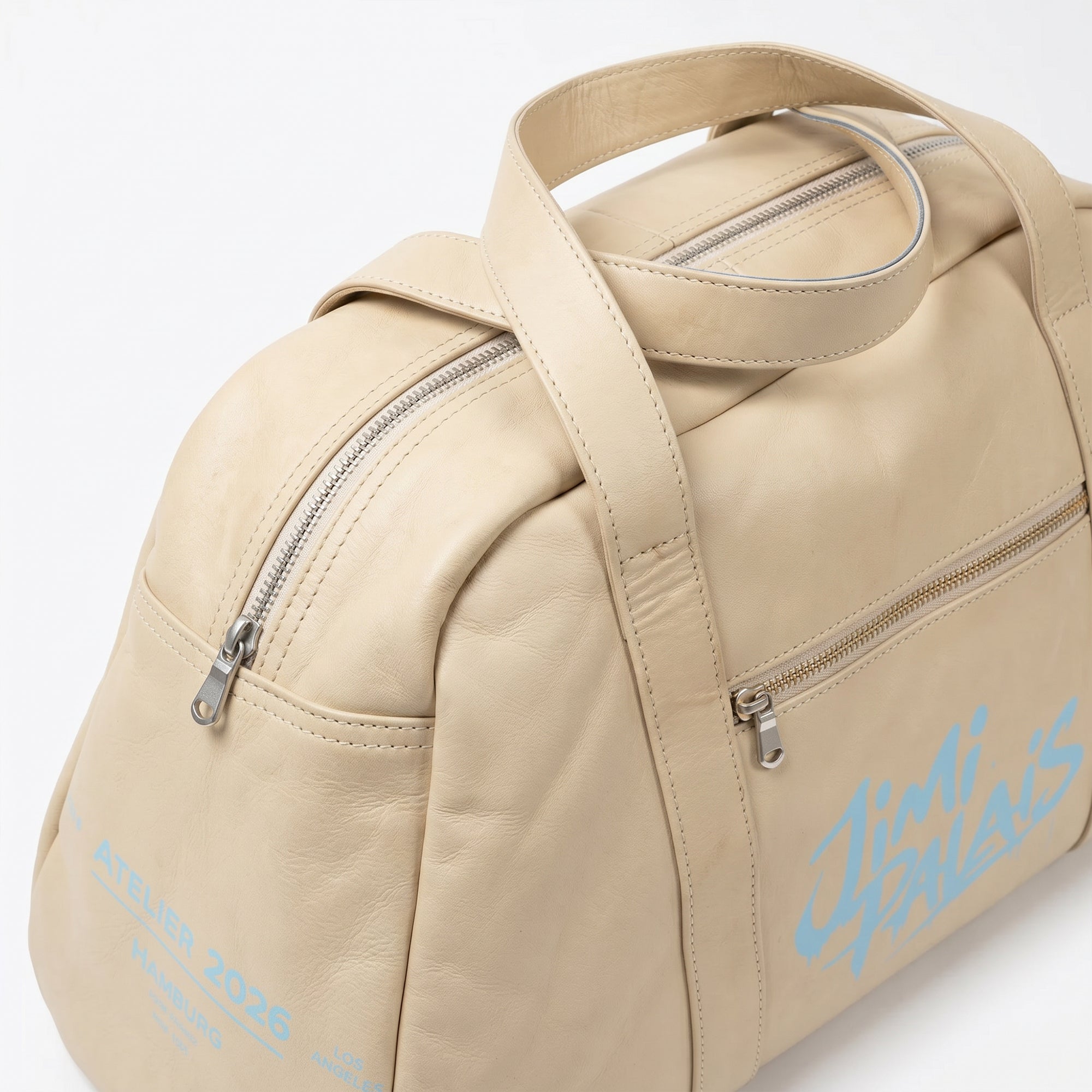 Beige Weekender Bag mit babyblauem JIMI PALAIS Monogram Print und Bowling Bag Form