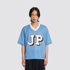 Babyblaues Premium Mesh Jersey mit JP Logo und V-Ausschnitt