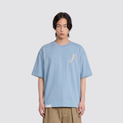 Babyblaues T Shirt mit J Monogramm und Schriftzug am Kragen