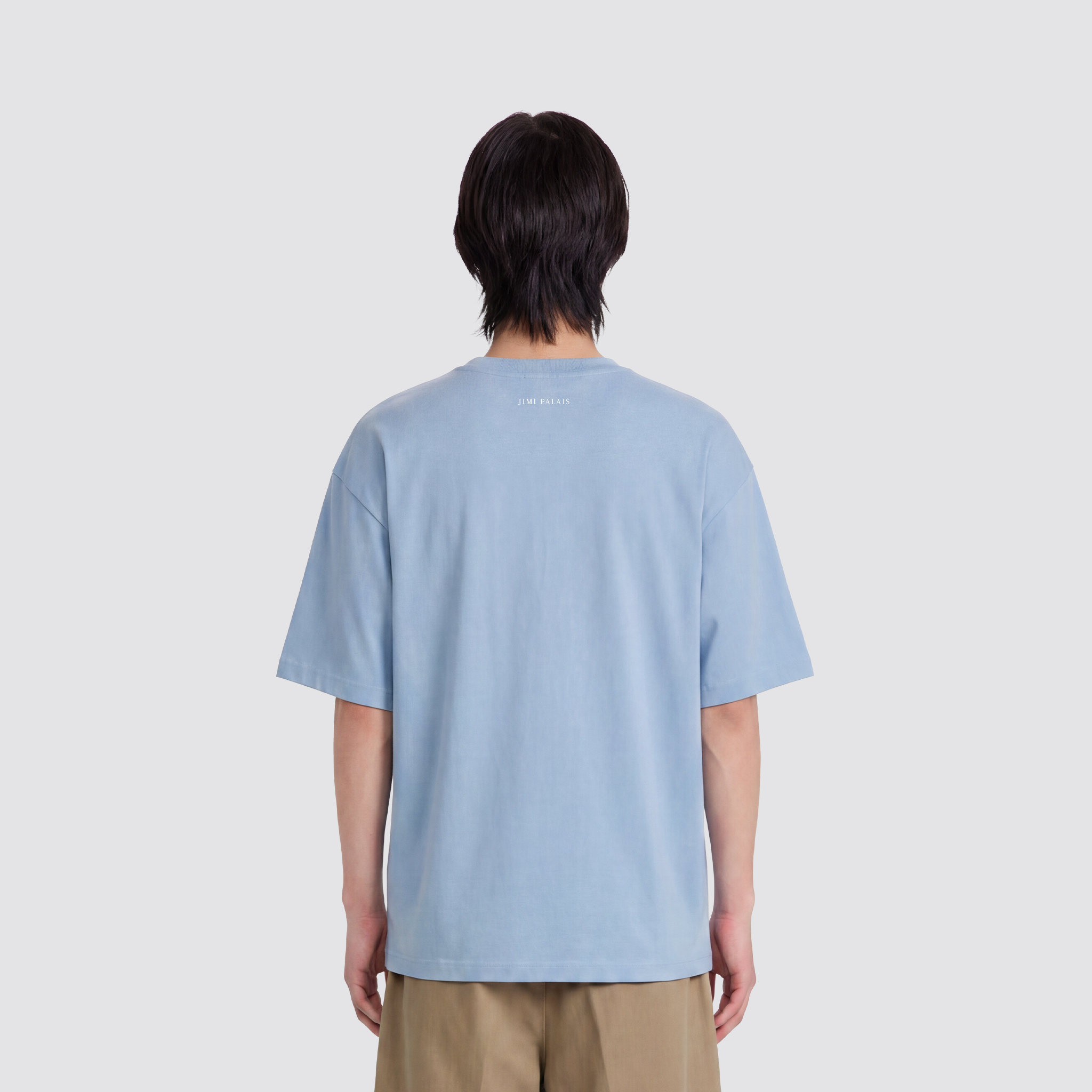 Babyblaues T Shirt mit J Monogramm und Schriftzug am Kragen
