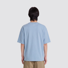 Babyblaues T Shirt mit J Monogramm und Schriftzug am Kragen