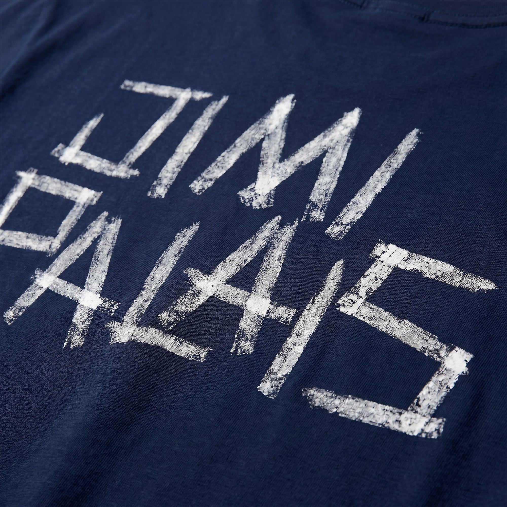 T-Shirt mit Reifenspuren-Backprint, JIMI PALAIS Textmotiv auf Rücken und Brust sowie Patch-Label auf der Vorderseite