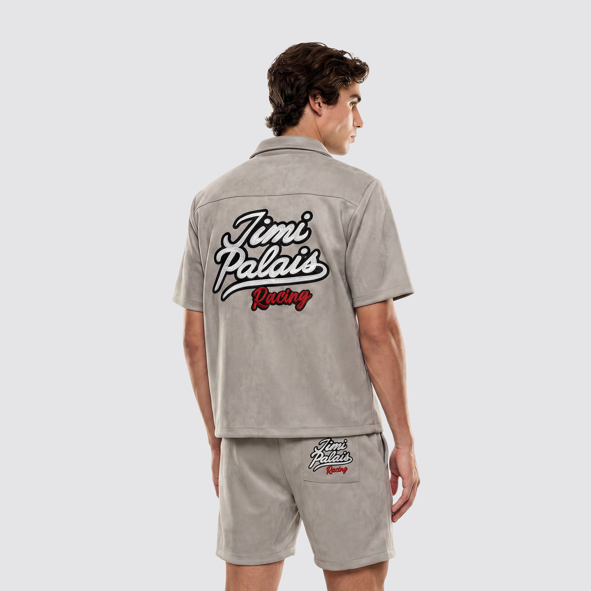 Oversize Hemd Rückansicht mit Stickereien und markanten Patch Details