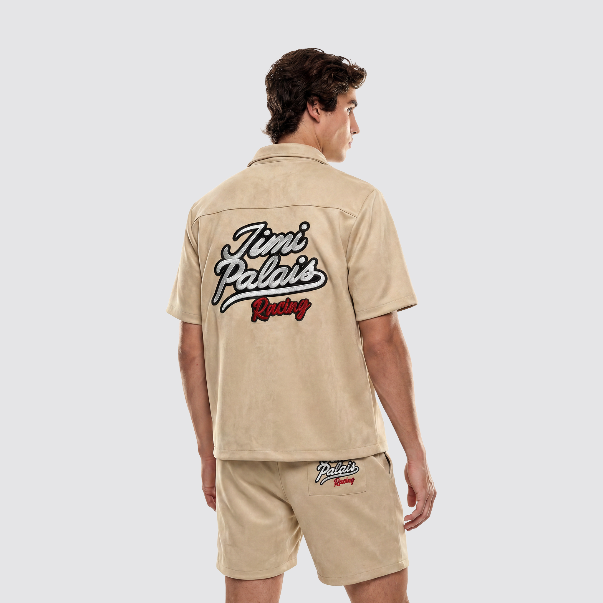 Oversize Hemd Rückansicht mit Stickereien und markanten Patch Details