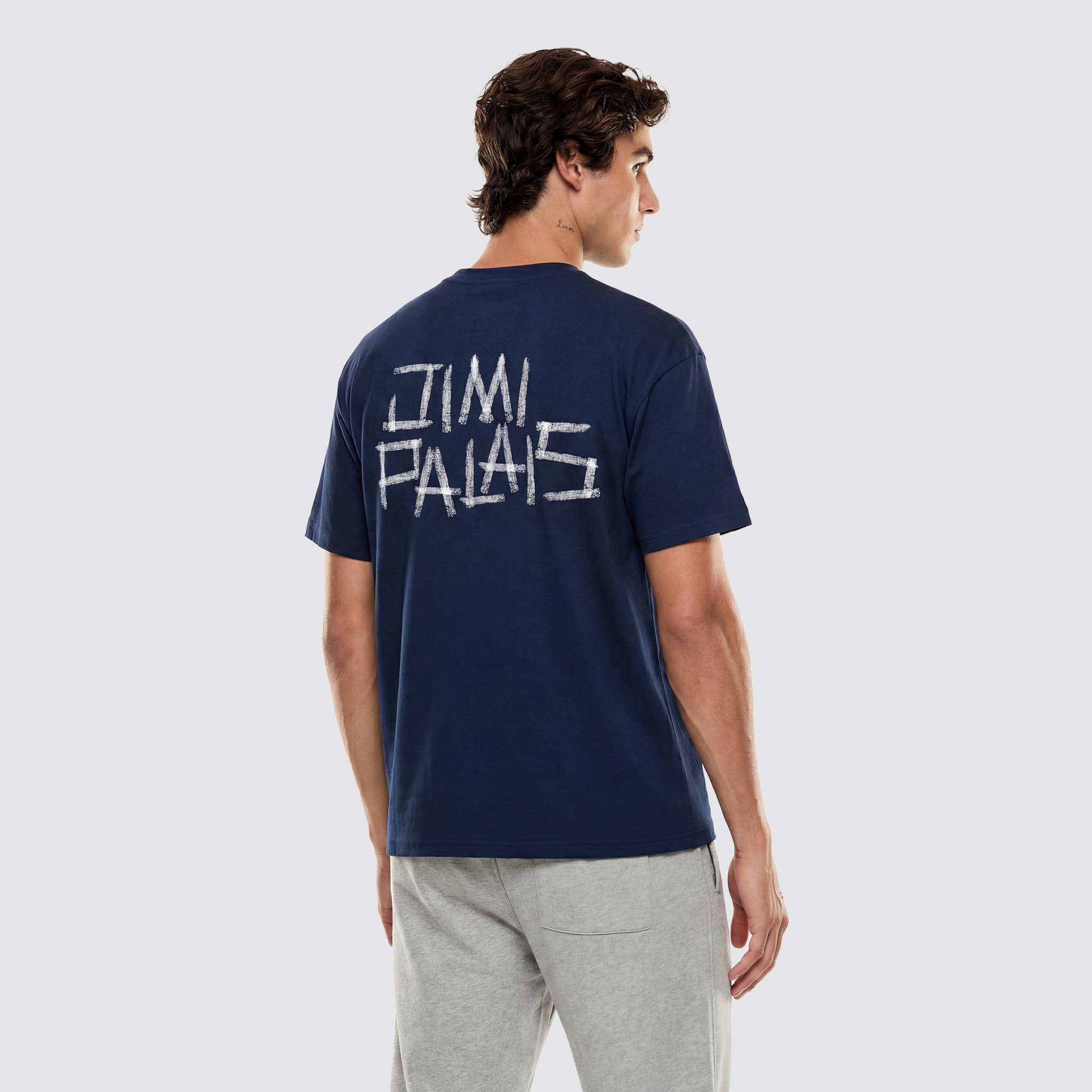 T-Shirt mit Reifenspuren-Backprint, JIMI PALAIS Textmotiv auf Rücken und Brust sowie Patch-Label auf der Vorderseite