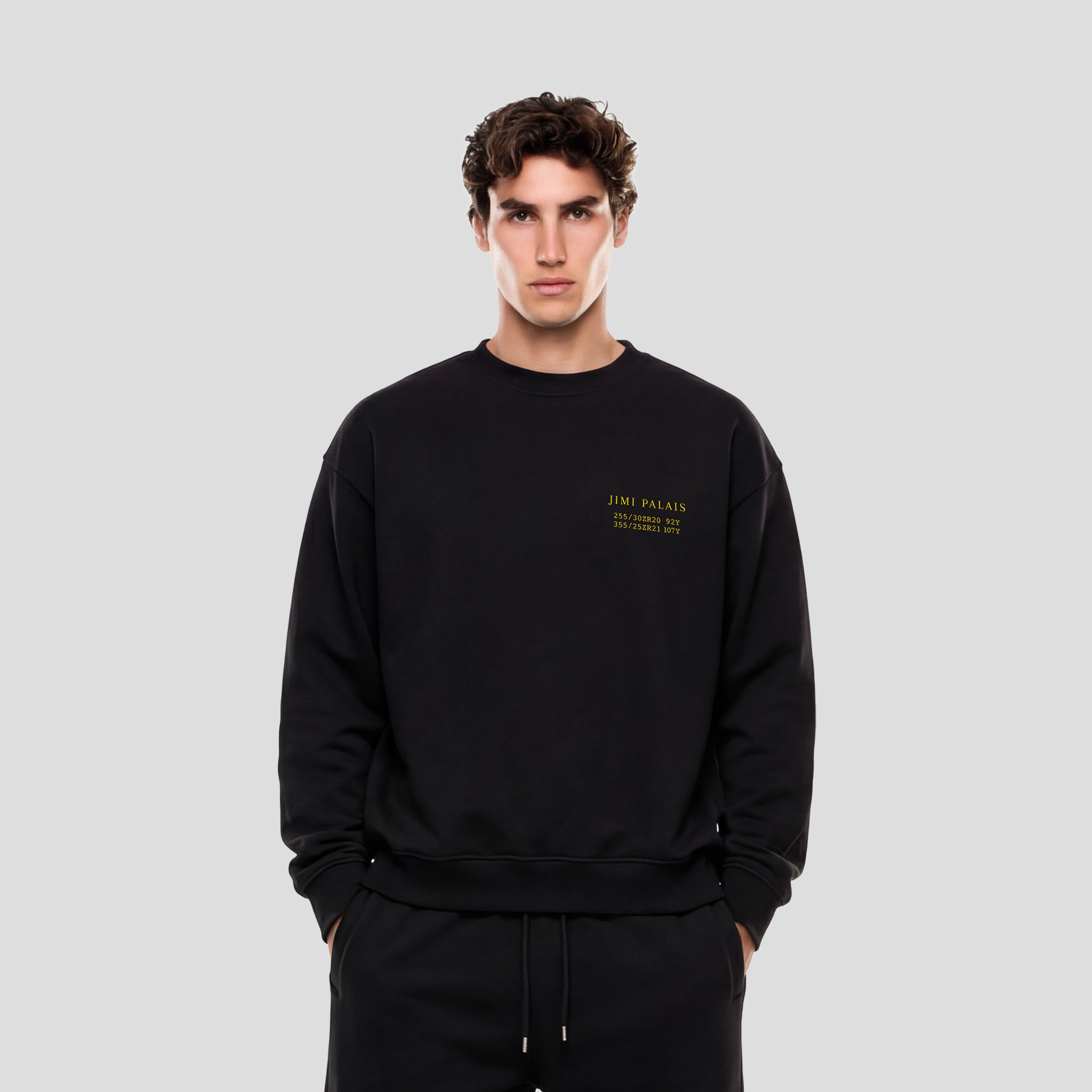 Schwarzer Baumwollpullover mit Label Patch und Frontprint in hochwertiger Verarbeitung