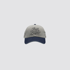 Graue Cap mit navy Schirm und gestickten Applikationen auf der Vorderseite