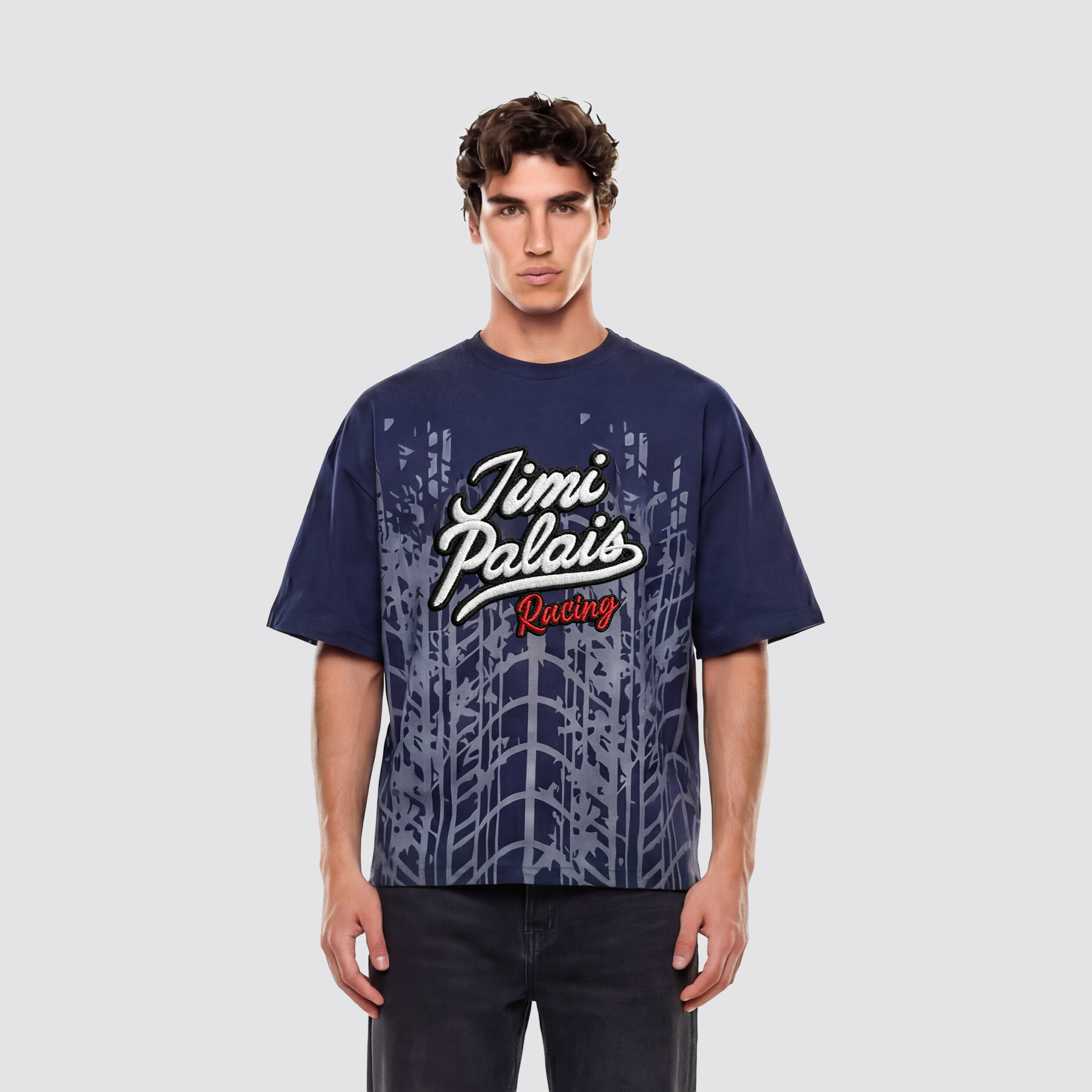 T Shirt mit Bruststickerei und dichtem Stoff in hochwertiger Verarbeitung auf der Vorderseite
