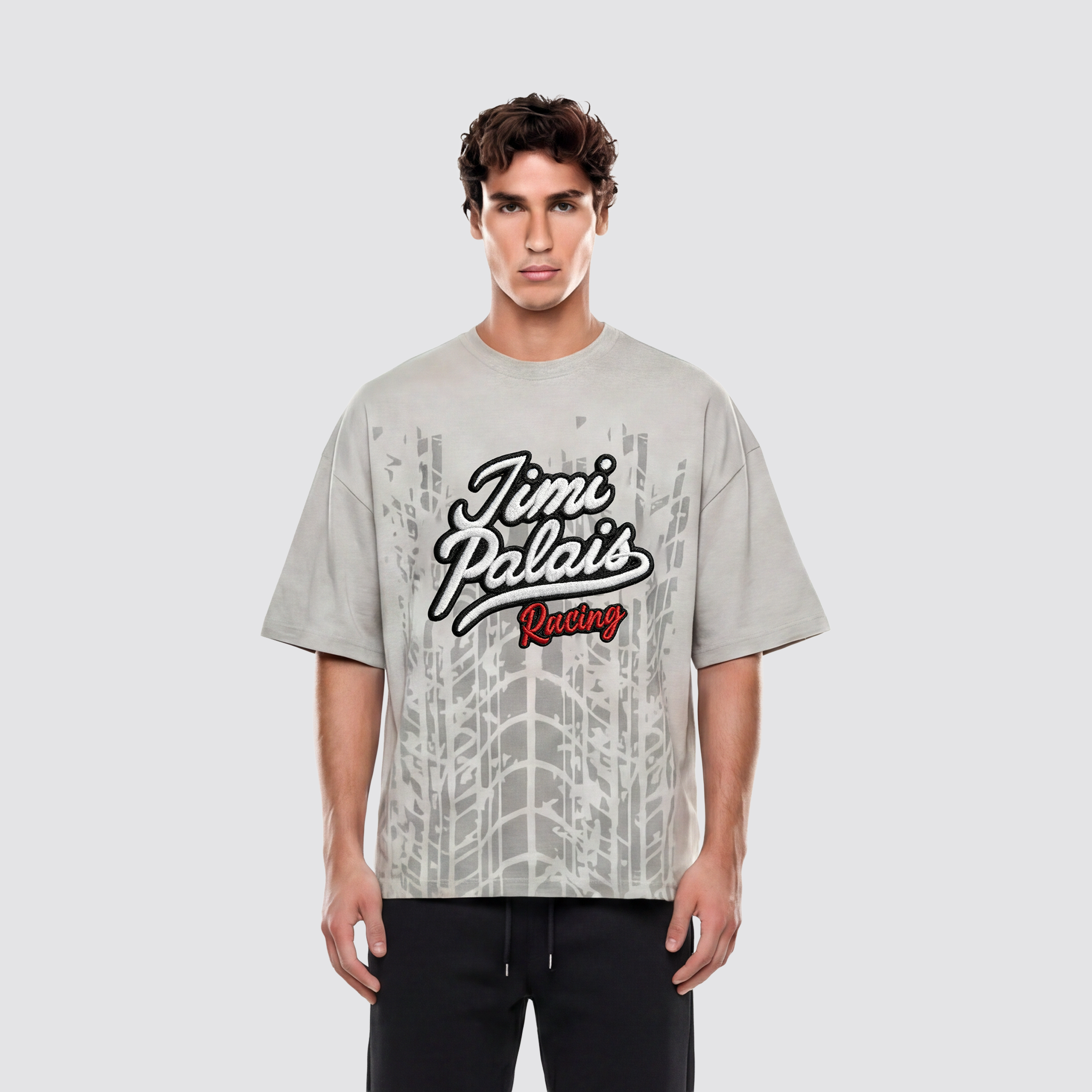 T Shirt mit Bruststickerei und dichtem Stoff in hochwertiger Verarbeitung auf der Vorderseite