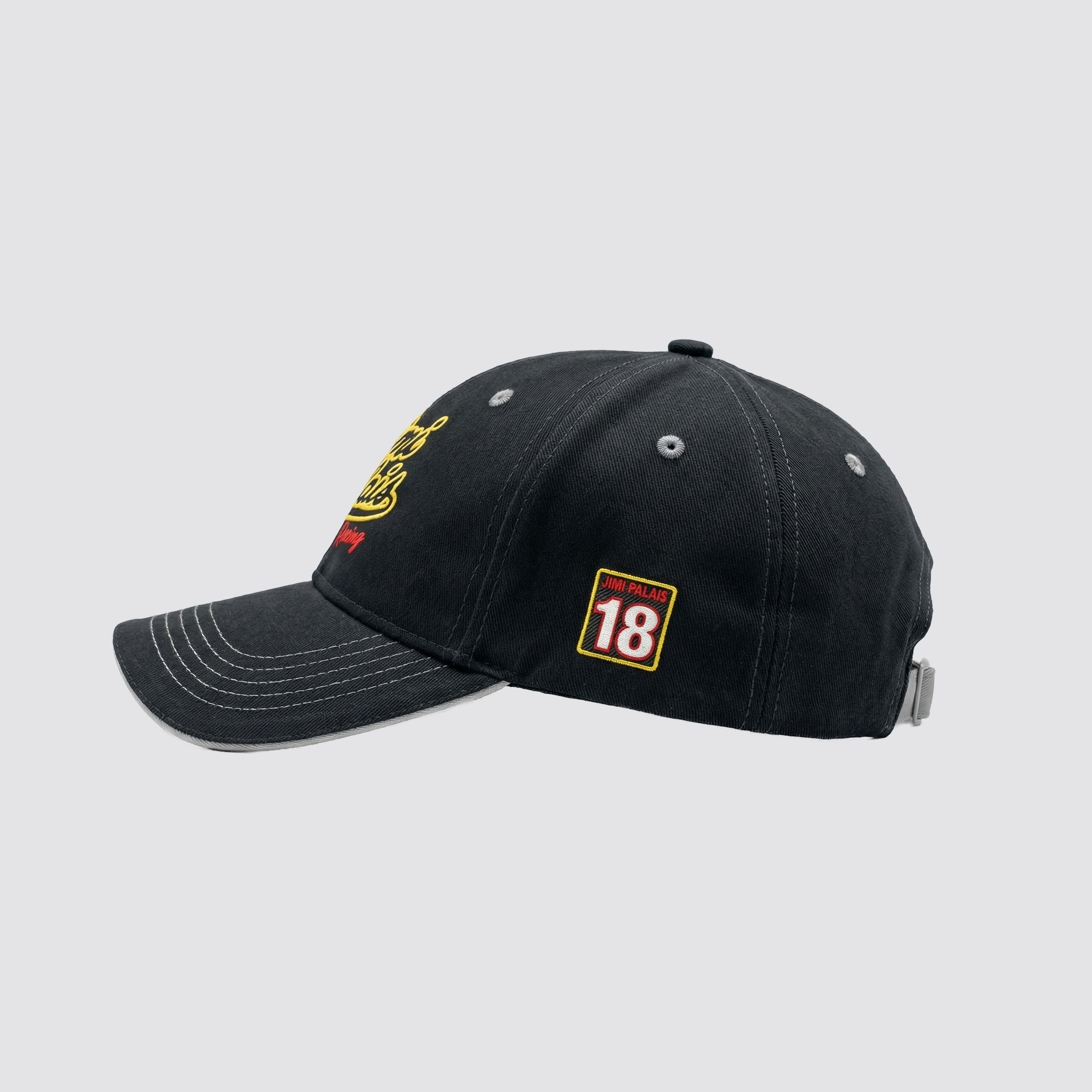 Cap mit Racing Applikationen und Stickerei auf der rechten Seite
