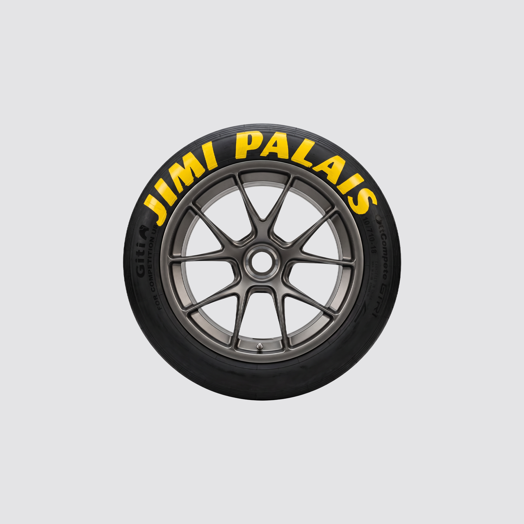 JIMI PALAIS 992 GT3 Cup Reifen mit gelbem Logo als Designobjekt für Interior und Motorsport Liebhaber