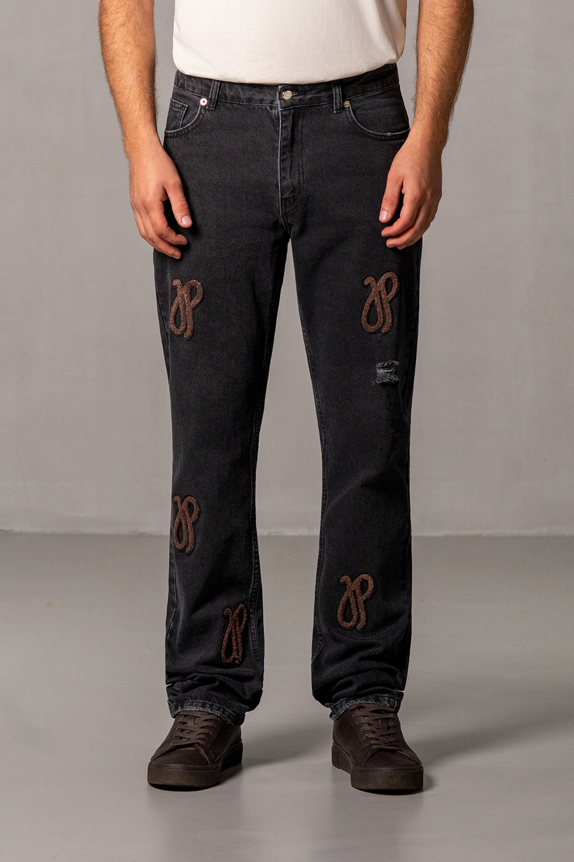 Herren Jeans Schwarz mit JIMI PALAIS Monogramm-Patches – Schwarz, Vorderansicht