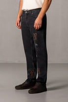 Herren Jeans Schwarz mit JIMI PALAIS Monogramm-Patches – Schwarz, Seitenansicht