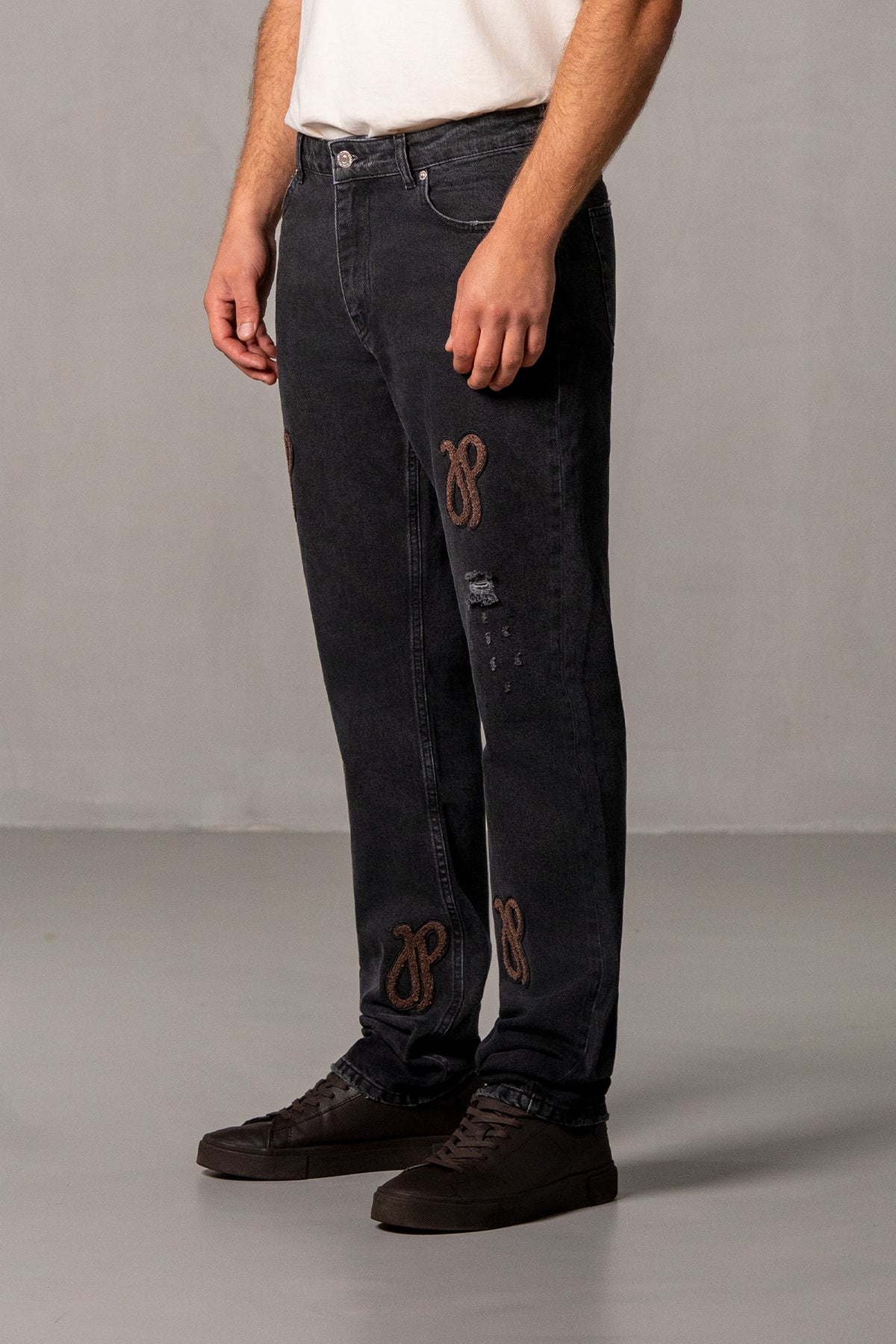 Herren Jeans Schwarz mit JIMI PALAIS Monogramm-Patches – Schwarz, Seitenansicht