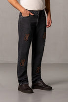 Herren Jeans Schwarz mit JIMI PALAIS Monogramm-Patches – Schwarz, Seitenansicht