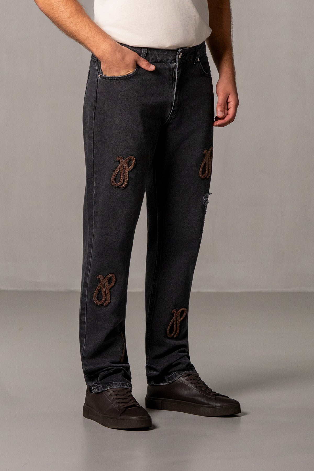 Herren Jeans Schwarz mit JIMI PALAIS Monogramm-Patches – Schwarz, Seitenansicht