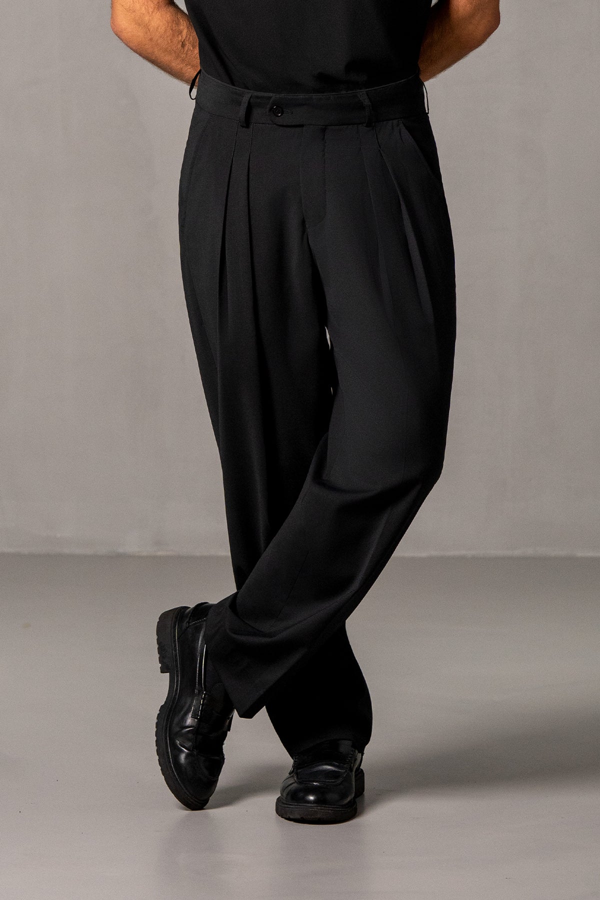 Herren Hose mit Nadelstreifen – Schwarz, Styling